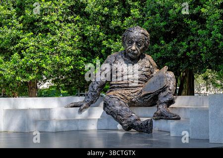 WASHINGTON DC – das Albert Einstein Memorial steht auf dem Gelände der National Academy of Sciences an der 2101 Constitution Avenue. Die Bronzestatue wurde 1979 vom Bildhauer Robert Berks erschaffen und enthüllt und zeigt Einstein mit mathematischen Gleichungen aus seinen wissenschaftlichen Arbeiten, die in die Granitbasis gehauen sind. Das 12 Fuß hohe Denkmal ehrt den Nobelpreisträger Physiker, dessen Theorien unser Verständnis von Raum, Zeit und Energie revolutionierten. Stockfoto