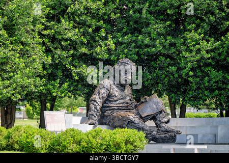 WASHINGTON DC – das Albert Einstein Memorial steht auf dem Gelände der National Academy of Sciences an der 2101 Constitution Avenue. Die Bronzestatue wurde 1979 vom Bildhauer Robert Berks erschaffen und enthüllt und zeigt Einstein mit mathematischen Gleichungen aus seinen wissenschaftlichen Arbeiten, die in die Granitbasis gehauen sind. Das 12 Fuß hohe Denkmal ehrt den Nobelpreisträger Physiker, dessen Theorien unser Verständnis von Raum, Zeit und Energie revolutionierten. Stockfoto
