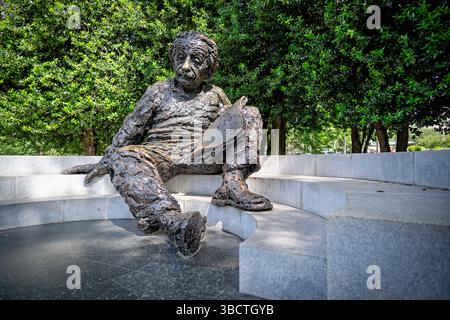WASHINGTON DC – das Albert Einstein Memorial steht auf dem Gelände der National Academy of Sciences an der 2101 Constitution Avenue. Die Bronzestatue wurde 1979 vom Bildhauer Robert Berks erschaffen und enthüllt und zeigt Einstein mit mathematischen Gleichungen aus seinen wissenschaftlichen Arbeiten, die in die Granitbasis gehauen sind. Das 12 Fuß hohe Denkmal ehrt den Nobelpreisträger Physiker, dessen Theorien unser Verständnis von Raum, Zeit und Energie revolutionierten. Stockfoto