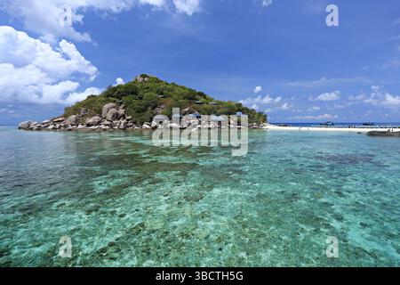 Tropisches Strandparadies. Wunderschöner einsamer weißer Sandstrand mit dem tropischen Meer Nang Yuan Island (Koh Nang Yuan) in der Provinz Surat Thani, Thailand Stockfoto