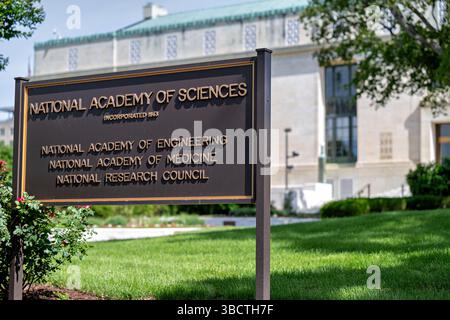 WASHINGTON DC – das Gebäude der National Academy of Sciences ist eine der bedeutendsten wissenschaftlichen Einrichtungen der Hauptstadt. Das Gebäude befindet sich an der 2101 Constitution Avenue NW und zeigt ein markantes Schild mit der „NATIONAL ACADEMY OF SCIENCES INCORPORATED 1863“ sowie Listen für die National Academy of Engineering, die National Academy of Medicine und den National Research Council. Die National Academy of Sciences wurde durch ein von Präsident Abraham Lincoln unterzeichnetes Kongressgesetz gegründet und dient als unabhängiges Beratungsgremium für die Bundesregierung in wissenschaftlichen und technischen Fragen. Das b Stockfoto