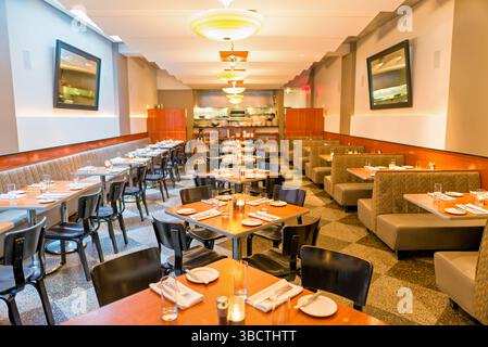 The Majestic Restaurant Dining Room Interior Alexandria Virginia // ALEXANDRIA, Virginia, Vereinigte Staaten — der Speisesaal im Majestic Restaurant ist im Art déco-Stil gestaltet und spiegelt den historischen Charakter des Hauses seit seiner Eröffnung im Jahr 1932 wider. Der Speisesaal befindet sich in einem historischen King Street-Gebäude in der Altstadt von Alexandria und kombiniert klassische architektonische Elemente mit modernem Komfort für moderne Gäste. Das von Alexandria Restaurant Partners betriebene, stimmungsvolle Interieur bewahrt den Ruf des Majestic sowohl als Treffpunkt in der Nachbarschaft als auch als Speisesaal Stockfoto