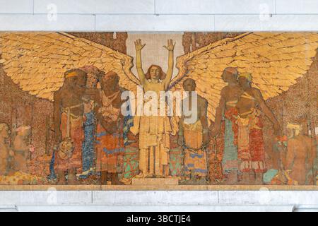 WASHINGTON DC – das Wandbild „Emancipation“ von Jules Guerin ziert die Südkammer des Lincoln Memorial über der Gettysburg Address Inschrift. Dieses in den 1920er Jahren entstandene, 60 m x 12 Fuß große allegorische Gemälde zeigt den Engel der Wahrheit, der Sklaven aus der Knechtschaft befreit, mit Darstellungen von Gerechtigkeit und Recht auf der linken Seite und Unsterblichkeit, Glauben, Hoffnung und Liebe auf der rechten Seite. Das Wandbild zeigt einen Hintergrund von Zypressen, die die Ewigkeit symbolisieren, und wurde mit einer speziellen Mischung aus Kerosin und Wachs geschaffen, um Umweltschwankungen standzuhalten. Stockfoto