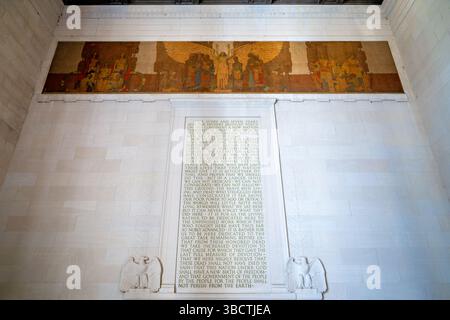 WASHINGTON DC – das Wandbild „Emancipation“ von Jules Guerin ziert die Südkammer des Lincoln Memorial über der Gettysburg Address Inschrift. Dieses in den 1920er Jahren entstandene, 60 m x 12 Fuß große allegorische Gemälde zeigt den Engel der Wahrheit, der Sklaven aus der Knechtschaft befreit, mit Darstellungen von Gerechtigkeit und Recht auf der linken Seite und Unsterblichkeit, Glauben, Hoffnung und Liebe auf der rechten Seite. Das Wandbild zeigt einen Hintergrund von Zypressen, die die Ewigkeit symbolisieren, und wurde mit einer speziellen Mischung aus Kerosin und Wachs geschaffen, um Umweltschwankungen standzuhalten. Stockfoto