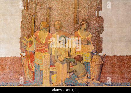 WASHINGTON DC – das Wandbild „Emancipation“ von Jules Guerin ziert die Südkammer des Lincoln Memorial über der Gettysburg Address Inschrift. Dieses in den 1920er Jahren entstandene, 60 m x 12 Fuß große allegorische Gemälde zeigt den Engel der Wahrheit, der Sklaven aus der Knechtschaft befreit, mit Darstellungen von Gerechtigkeit und Recht auf der linken Seite und Unsterblichkeit, Glauben, Hoffnung und Liebe auf der rechten Seite. Das Wandbild zeigt einen Hintergrund von Zypressen, die die Ewigkeit symbolisieren, und wurde mit einer speziellen Mischung aus Kerosin und Wachs geschaffen, um Umweltschwankungen standzuhalten. Stockfoto