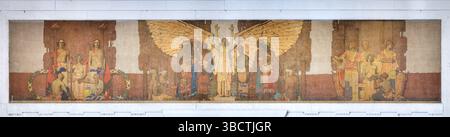 WASHINGTON DC – das Wandbild „Emancipation“ von Jules Guerin ziert die Südkammer des Lincoln Memorial über der Gettysburg Address Inschrift. Dieses in den 1920er Jahren entstandene, 60 m x 12 Fuß große allegorische Gemälde zeigt den Engel der Wahrheit, der Sklaven aus der Knechtschaft befreit, mit Darstellungen von Gerechtigkeit und Recht auf der linken Seite und Unsterblichkeit, Glauben, Hoffnung und Liebe auf der rechten Seite. Das Wandbild zeigt einen Hintergrund von Zypressen, die die Ewigkeit symbolisieren, und wurde mit einer speziellen Mischung aus Kerosin und Wachs geschaffen, um Umweltschwankungen standzuhalten. Stockfoto