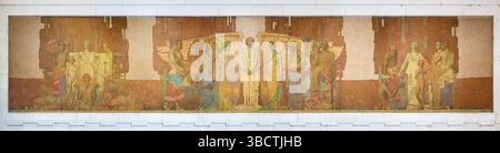 WASHINGTON DC – das „Unity“-Wandgemälde von Jules Guerin ziert die Nordkammer des Lincoln Memorial über der zweiten Inschrift der Antrittsrede. Dieses in den 1920er Jahren entstandene, 60 m x 12 Fuß große allegorische Gemälde zeigt den Engel der Wahrheit, der die Hände von Figuren verbindet, die den Norden und den Süden repräsentieren, wobei ihre Flügel Darstellungen von sieben Künsten, darunter Malerei, Philosophie und Architektur, schützen. Das Wandgemälde zeigt den Architekten Henry Bacon als vierte Figur links vom Engel, mit Gruppen, die auf beiden Seiten Fraternity und Charity vor einem Hintergrund von Zypressen symbolisieren. Stockfoto