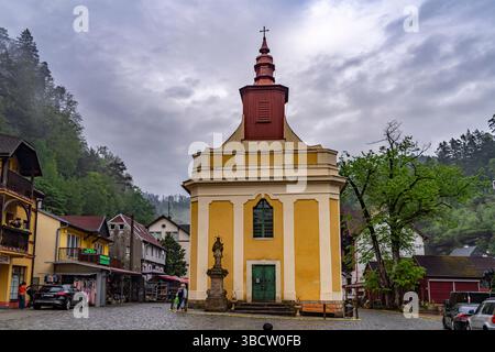 Die Kirche St. Johannes von Nepomuk in Hřensko, Tschechische Republik | die Kirche St. Johannes von Nepomuk in Hřensko, Tschechische Republik Stockfoto