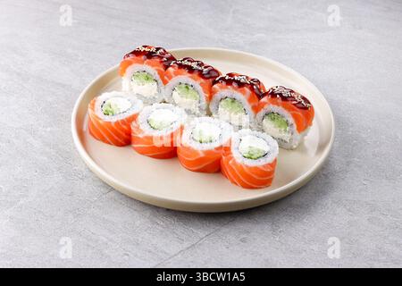 Salmon Philadelphia Sushi Roll mit Frischkäse und Gurke Stockfoto