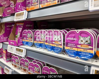 Newmarket, Ontario, Kanada – 20. Mai 2025: Whiskas pasten Nassfutter für Katzen in den Regalen von Real Canadian Superstore Stockfoto