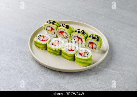 Avocado Dragon Sushi Roll mit Krabben und Aal Stockfoto