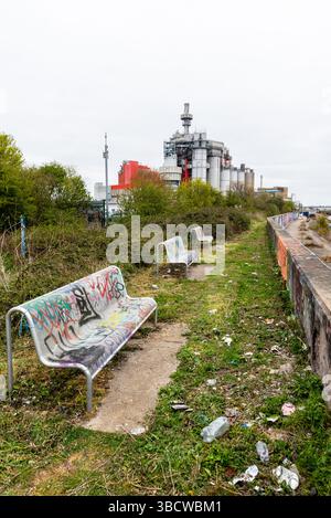 Procter & Gamble Factory in West Thurrock, am Ufer der Themse, beliebt bei Graffiti-Künstlern auf dem Themsepfad. Abfall entsorgt Stockfoto