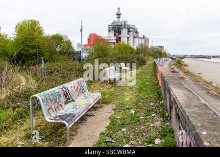 Procter & Gamble Factory in West Thurrock, am Ufer der Themse, beliebt bei Graffiti-Künstlern auf dem Themsepfad. Abfall entsorgt Stockfoto