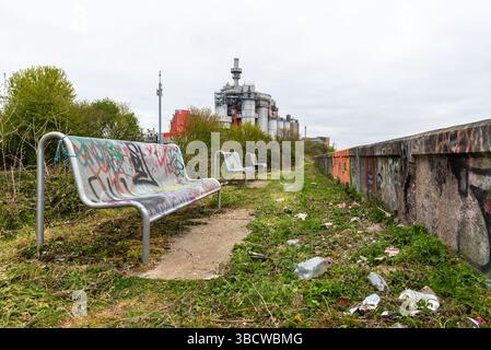 Procter & Gamble Factory in West Thurrock, am Ufer der Themse, beliebt bei Graffiti-Künstlern auf dem Themsepfad. Abfall entsorgt Stockfoto