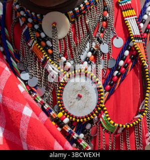 Afrika, Kenia. Masai Mara National Reserve, Mara Ashnil. Masai-Stammesschmuck und -Ornamente. Stockfoto
