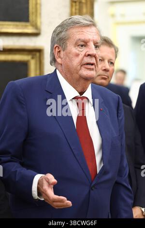 Der Geschäftsmann Johann Rupert spricht während eines Treffens zwischen US-Präsident Donald Trump und dem südafrikanischen Präsidenten Cyril Ramaphosa am 21. Mai 2025 im Oval Office des Weißen Hauses in Washington, DC, USA. Ramaphosas Besuch findet eine Woche statt, nachdem Trump behauptete, es gebe einen andauernden Völkermord in Südafrika und gewährte 59 Afrikanern den Flüchtlingsstatus.Credit: Jim LoScalzo/Pool via CNP/MediaPunch Stockfoto