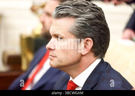 US-Verteidigungsminister Pete Hegseth hört zu, wie US-Präsident Donald J Trump am 21. Mai 2025 im Oval Office des Weißen Hauses in Washington, DC, USA, mit Präsident Cyril Ramaphosa aus Südafrika zusammentrefft. Ramaphosas Besuch findet eine Woche statt, nachdem Trump behauptete, es gebe einen andauernden Völkermord in Südafrika und gewährte 59 Afrikanern den Flüchtlingsstatus.Credit: Jim LoScalzo/Pool via CNP/MediaPunch Stockfoto