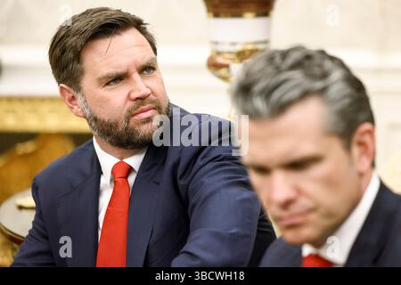 US-Vizepräsident JD Vance, links, und US-Verteidigungsminister Pete Hegseth, rechts, hören zu, wie US-Präsident Donald J Trump am 21. Mai 2025 im Oval Office des Weißen Hauses in Washington, DC, USA, Präsident Cyril Ramaphosa von Südafrika trifft. Ramaphosas Besuch findet eine Woche statt, nachdem Trump behauptete, es gebe einen andauernden Völkermord in Südafrika und gewährte 59 Afrikanern den Flüchtlingsstatus.Credit: Jim LoScalzo/Pool via CNP/MediaPunch Stockfoto