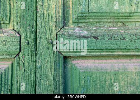 Albaicin, Provinz Granada, Andalusien, Spanien. Grüne Farbe an einer alten Holztür abblättert. Stockfoto