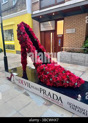 Chelsea in Bloom 2025 zeigt in Form eines Damenschuhs mit hohem Absatz aus roten Rosen. Das Musical The Devil Wears Prada wurde für das West End-Musical The Devil Wears Prada bekannt. Stockfoto