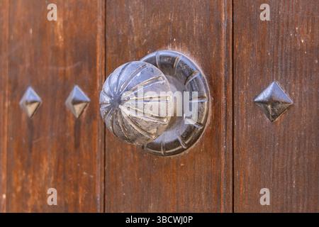 Albaicin, Provinz Granada, Andalusien, Spanien. Metallknopf an einer alten Holztür. Stockfoto
