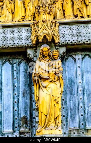 Mary Statue, Westminster Abbey, London, England. Westminster Abbey ist seit dem 11. Jahrhundert die Begräbnisstätte der britischen Monarchen. Stockfoto
