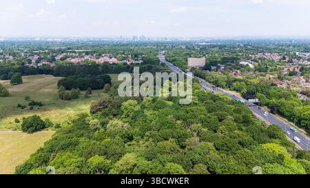 Ein Luftbild vom Rand des Wythenshawe Parks aus mit der M56 in Richtung Manchester. Stockfoto