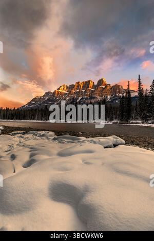 Sonnenaufgang über Castle Mountain, Kanada Stockfoto