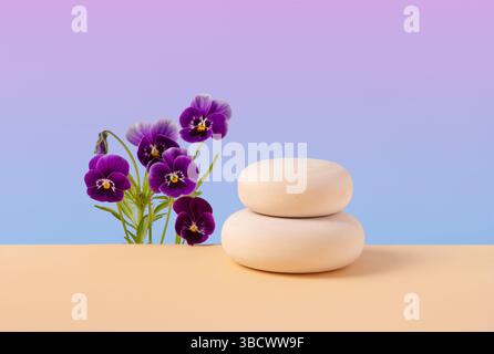Holzsteine und weiße und violette Bratschenblüten auf beigefarbenem Tisch. Konzeptszene Bühnenpräsentation für neues Produkt, Banner, Werbeaktion, Kosmetik, Präsentation. Abstrakte geometrische Komposition in minimalistischem Design. Stockfoto