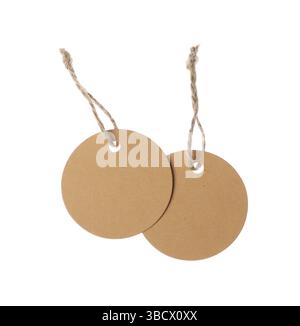 Leere Tags mit Zeichenfolgen, die auf weiß isoliert sind Stockfoto