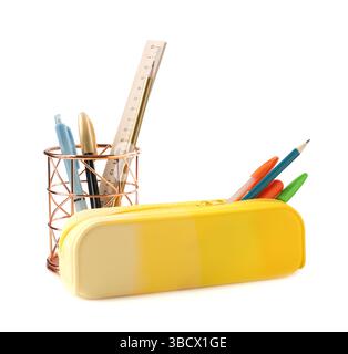 Unterschiedliche Schreibwaren in Bleistiftetui und Stifthalter isoliert auf weiß Stockfoto