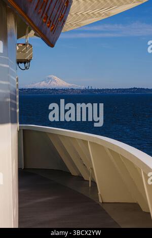 Blick auf Mount Rainier von einem Fährdeck des Bundesstaats Washington. Stockfoto