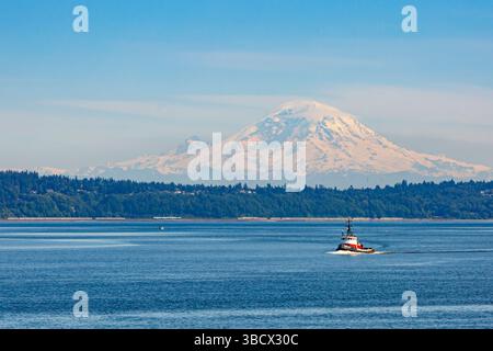 Blick auf Seattle und Mount Rainier von Kingston, Washington State, USA. Stockfoto
