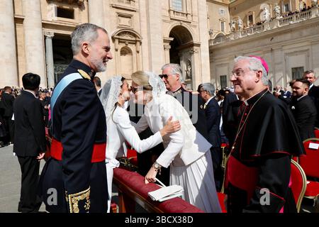 König Felipe VI. Von Spanien, Königin Letizia von Spanien, König Philippe von Belgien, Königin Mathilde von Belgien während der Einweihungsmesse von Papst Leo XIV. Auf dem Petersplatz am 18. Mai 2025 im Vatikan. Stockfoto