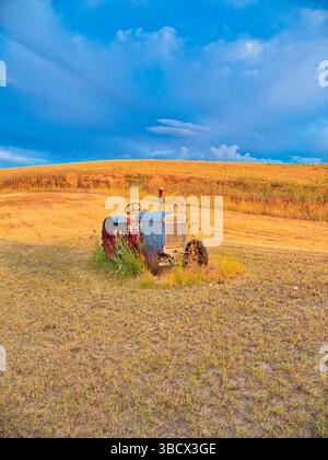USA, Bundesstaat Washington. Alter Traktor auf dem Feld mit geerntetem Weizen. (Nur Für Redaktionelle Zwecke) Stockfoto