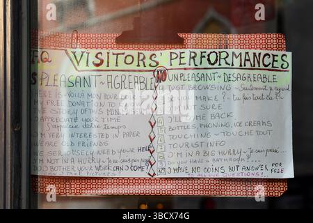 Handgeschriebenes Schild mit idealen Verhaltensregeln für Touristen, gehängt in einem venezianischen Schaufenster, Venedig, Veneto, Italien Stockfoto