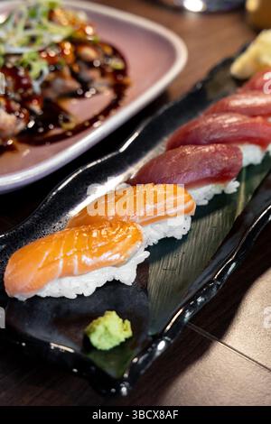 Lachs und Roter Thun Nigiri und Huhn Teriyaki im Bamboo Mat Stratford, London, England Stockfoto
