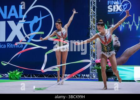 Turin, Italien. Mai 2025. Das italienische Gruppenteam wurde während des Rhythmic Gymnastics FGI Finales Six 2025 im Palasport Gianni Asti (ex Ruffini) gesehen. Credit: dpa/Alamy Live News Stockfoto
