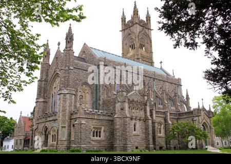 Gotische Steinkirche, majestätische Architektur mit komplizierten Details und hohen Türmen. Die schlossartigen Türen sind aus grüner Bronze gefertigt. Stockfoto
