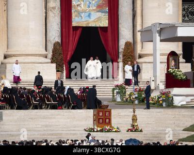 Vorbereitung der Eröffnungsmesse des Pontifikats von Papst Leo XIV Stockfoto