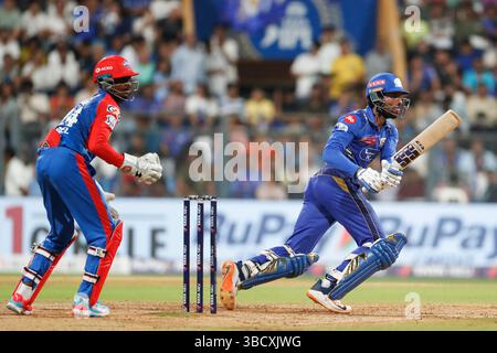 Mumbai, Indien. Mai 2025. MUMBAI, INDIEN – 21. MAI: N. Tilak Varma von Mumbai Indians spielt beim IPL-Spiel 2025 zwischen Mumbai Indians und Delhi Capitals im Wankhede Stadium am 21. Mai 2025 in Mumbai, Indien. (Foto: Surjeet Yadav/MB Media) Credit: MB Media Solutions/Alamy Live News Stockfoto