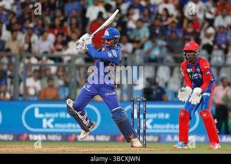 Mumbai, Indien. Mai 2025. MUMBAI, INDIEN – 21. MAI: N. Tilak Varma von Mumbai Indians spielt beim IPL-Spiel 2025 zwischen Mumbai Indians und Delhi Capitals im Wankhede Stadium am 21. Mai 2025 in Mumbai, Indien. (Foto: Surjeet Yadav/MB Media) Credit: MB Media Solutions/Alamy Live News Stockfoto