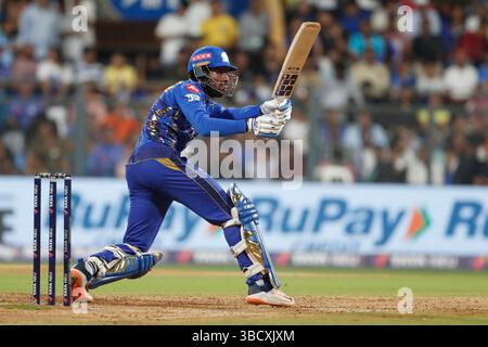 Mumbai, Indien. Mai 2025. MUMBAI, INDIEN – 21. MAI: N. Tilak Varma von Mumbai Indians spielt beim IPL-Spiel 2025 zwischen Mumbai Indians und Delhi Capitals im Wankhede Stadium am 21. Mai 2025 in Mumbai, Indien. (Foto: Surjeet Yadav/MB Media) Credit: MB Media Solutions/Alamy Live News Stockfoto