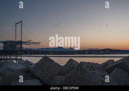 Erfassen Sie das wunderschöne Stadtbild von Pescara mit dem majestätischen Gran Sasso d'Italia, dem höchsten Gipfel des Apennins. Region Abruzzen, Italien. Stockfoto