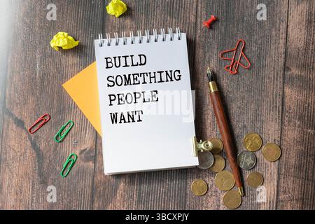 Bauen Sie etwas, was die Menschen wollen. Text auf weißem Notizblock auf Craft-Hintergrund. Stockfoto
