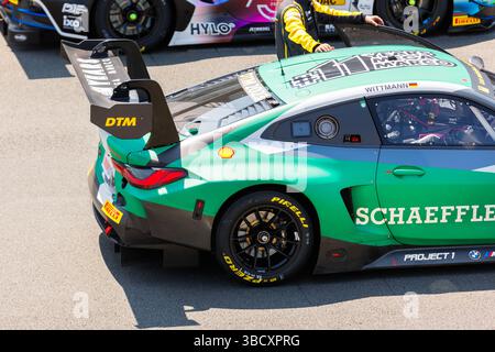 Oschersleben, Deutschland, 28. Mai 2023: Panoramablick schnell Mercedes BMW Audi Lamborghini Ferrari Porsche DTM Oschersleben Motorsport Arena Startaufstellung Stockfoto