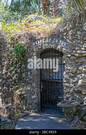 Bay St. Louis, Mississippi - ein Eingang zur Lourdes Grotte im St. Augustine Seminary. Das 1920 gegründete Seminar bildete die meisten Schwarzen aus Stockfoto