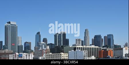 LOS ANGELES, KALIFORNIEN - 19. MAI 2025: Die Skyline von Los Angeles von einem erhöhten Ort im Garment District aus gesehen. Stockfoto