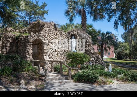 Bay St. Louis, Mississippi - die Lourdes Grotto am St. Augustine Seminary. 1920 gegründet, bildete der Senimar die meisten Schwarzen aus, die zum Pri wurden Stockfoto