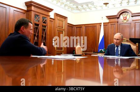 Moskau, Russland. Mai 2025. Der russische Präsident Wladimir Putin, rechts, hört dem Vorsitzenden der Rusnano Management Company, Sergej Kulikow, links, seinen Bericht während eines persönlichen Treffens im Kreml am 21. Mai 2025 in Moskau, Russland. Quelle: Alexander Kazakov/Kreml Pool/Alamy Live News Stockfoto